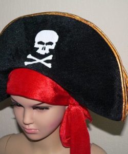 Шляпа пиратов с красной лентой